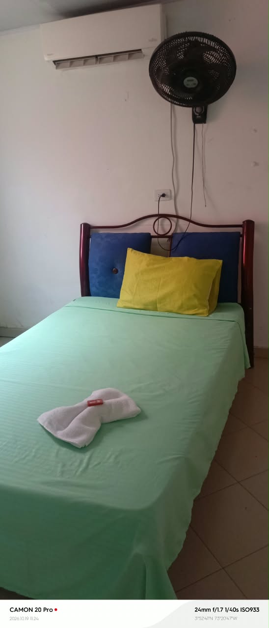 Habitación con aire acondicionado y ventilador
