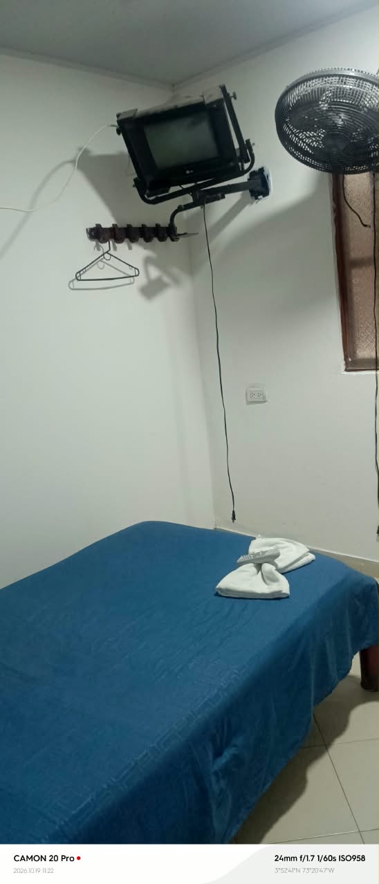Habitación con televisor y ventilador